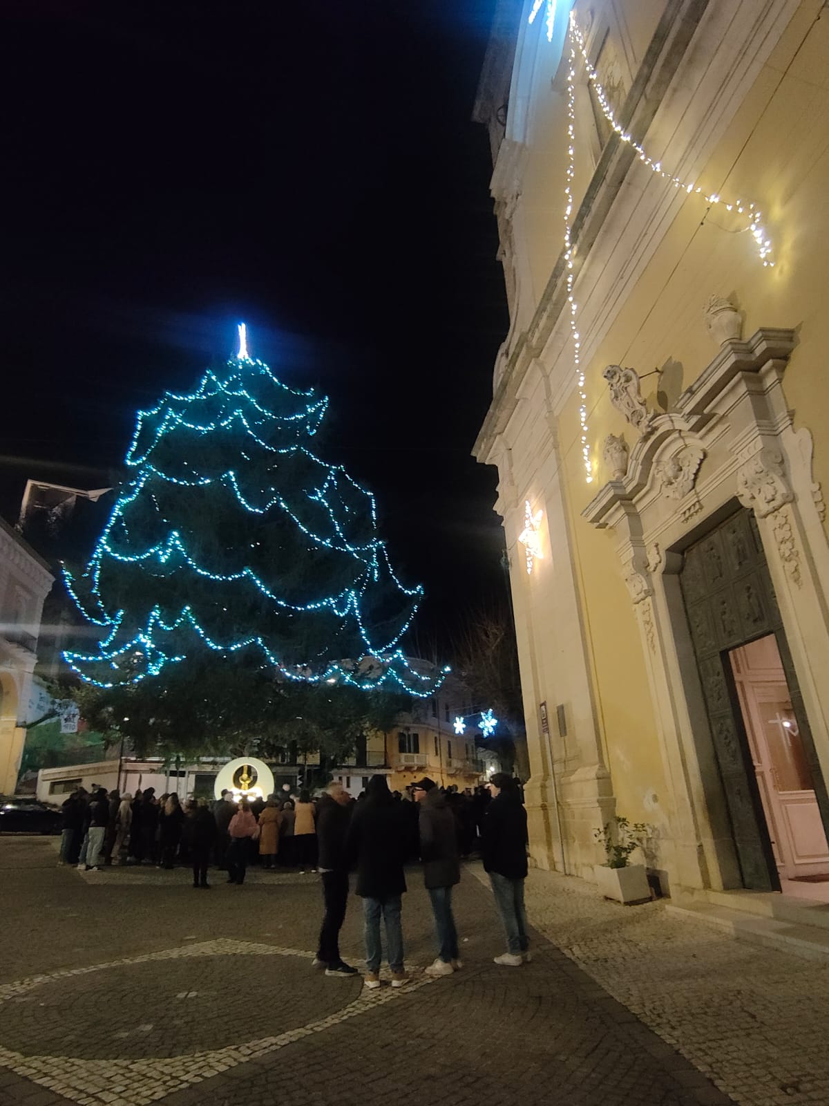 Si illumina l'albero di Natale di tutti i torresi!