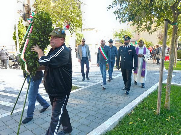 Gli studenti celebrano la Festa delle Forze Armate a Torre 