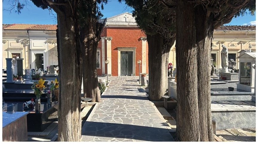 Lampade a Led nel cimitero comunale: ecco come richiedere una nuova attivazione o la sostituzione gratuita