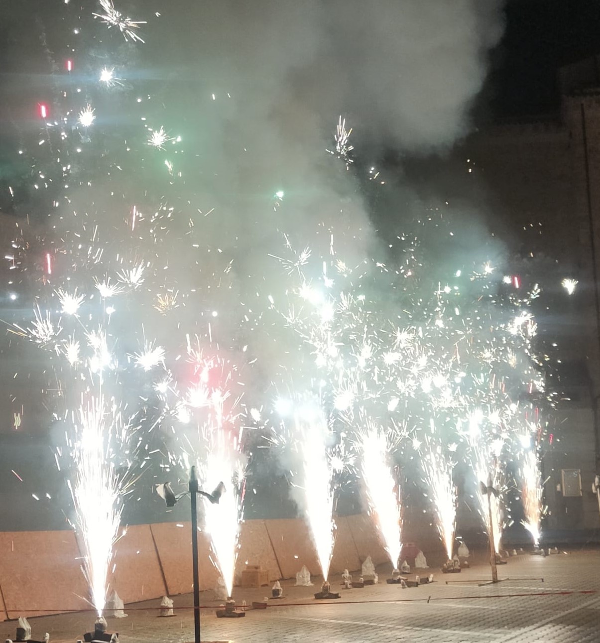 I fuochi piromusicali, il ballo della pupa, la banda,  luci, suoni e colori:  l'entusiasmo dei torresi alla  festa di Santa Lucia a Torre!