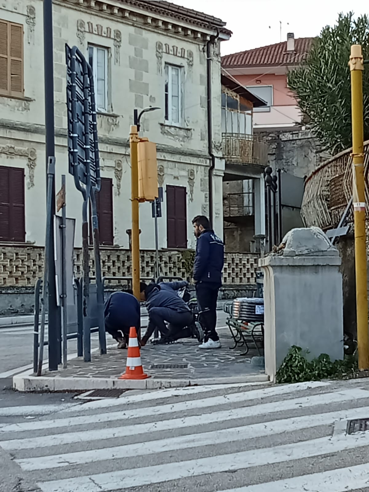 Lavori in corso ai semafori della Croce. Gli impianti sono spenti, il Comune raccomanda a pedoni e automobilisti  la massima attenzione nell'attraversamento stradale 